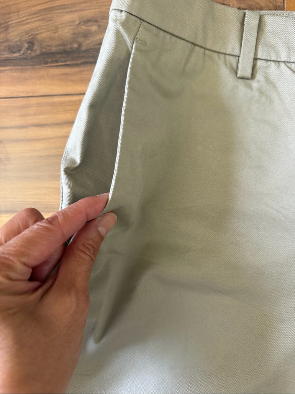 Uniqlo Men's Classic Chino Shorts in Light Khaki - Picture 2 of 8